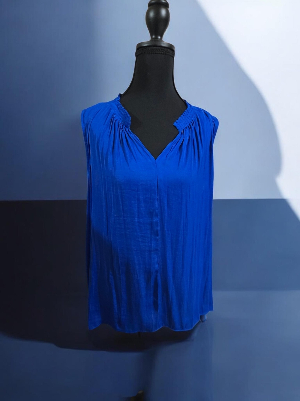 Sleeveless V-Neck Women’s Top in Royal Blue By Simply Vera Size XL EUC